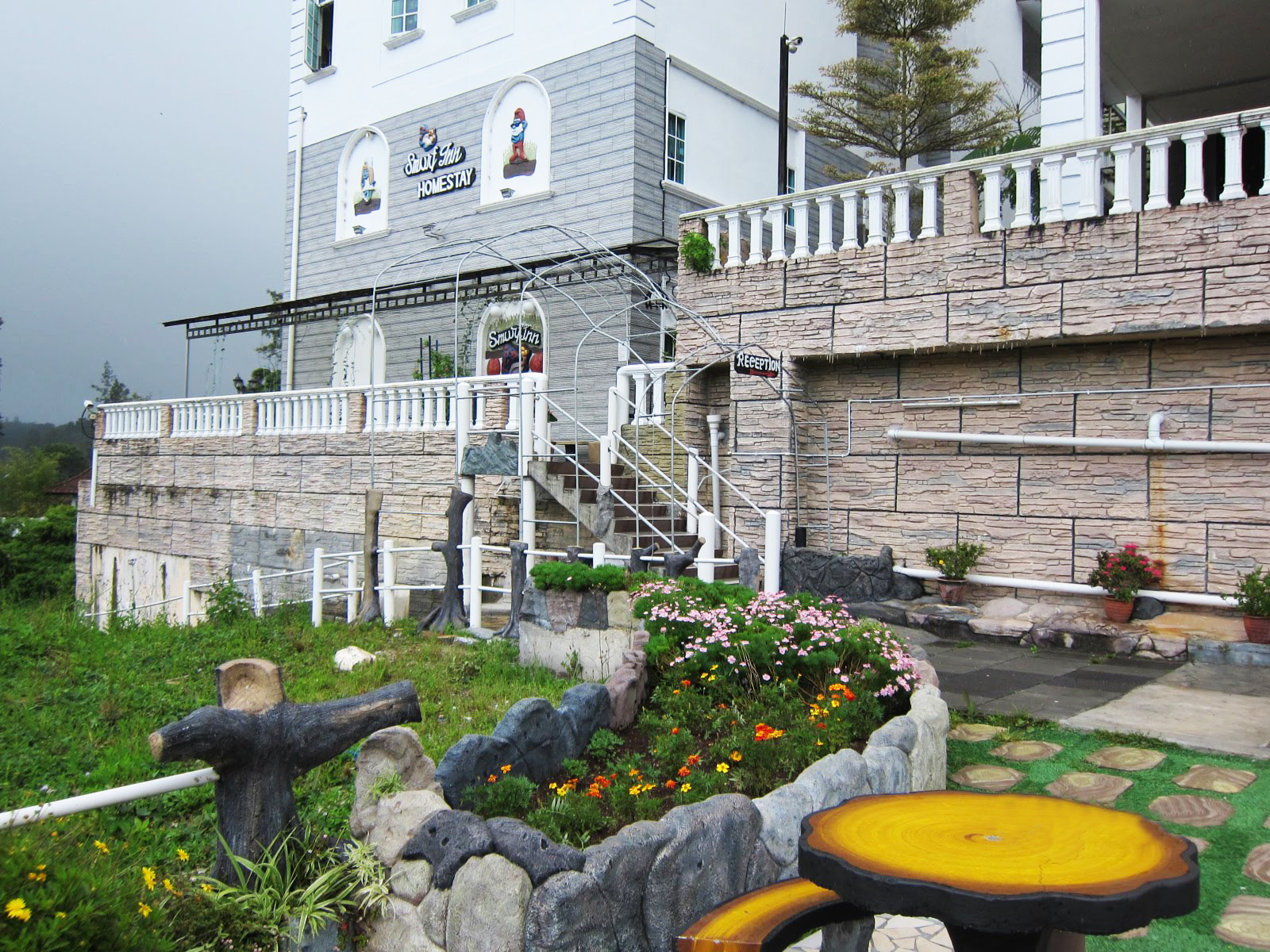 Smurf Inn – Outdoor Seating Area